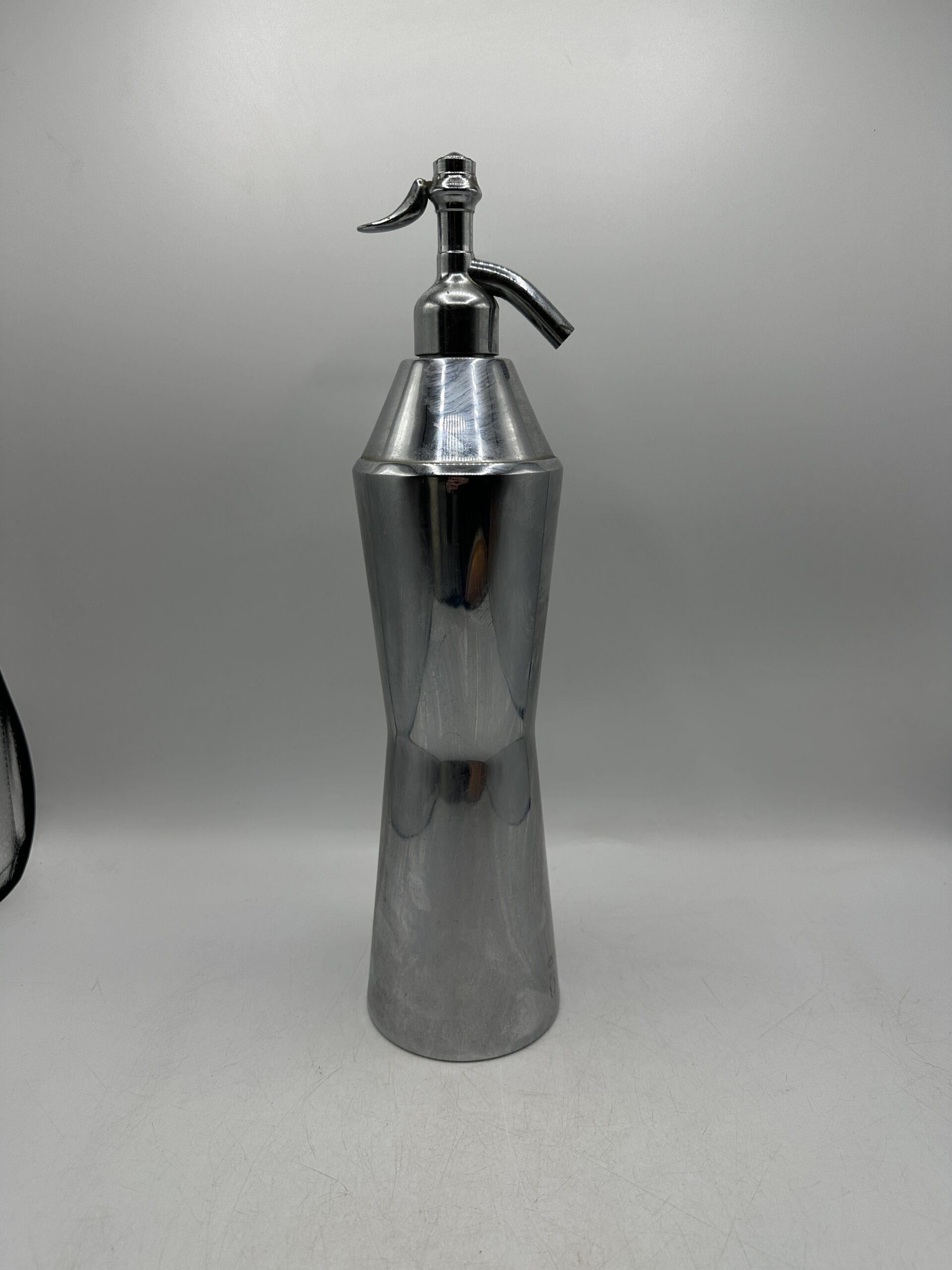 Ancien siphon à eau de seltz en métal chromé – Image 2