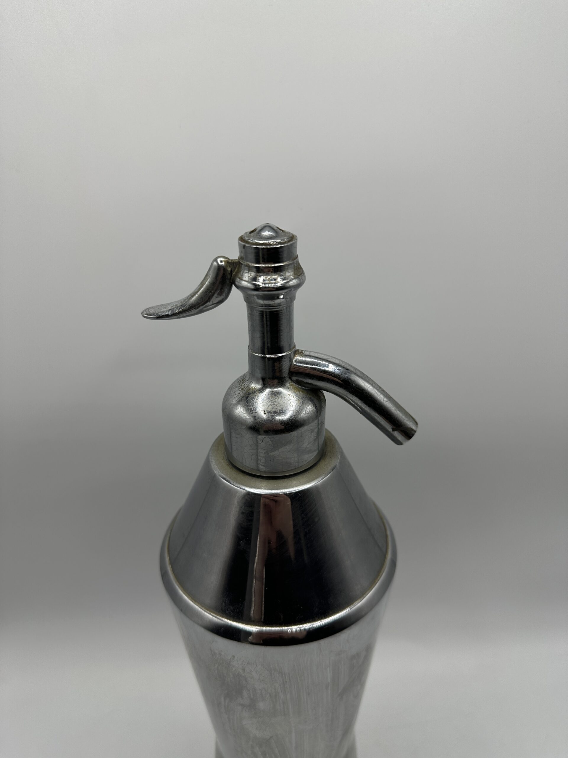 Ancien siphon à eau de seltz en métal chromé – Image 3