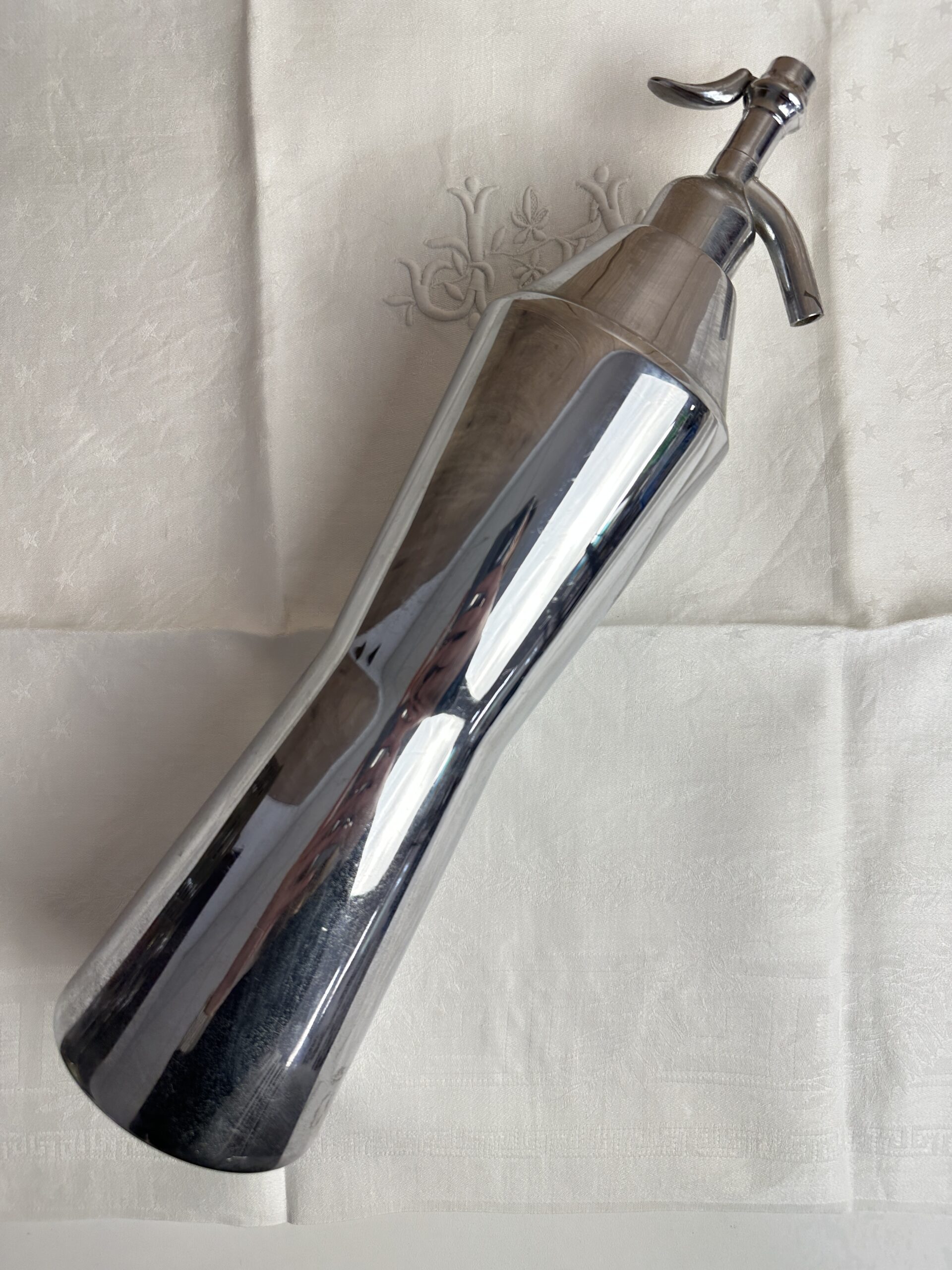 Ancien siphon à eau de seltz en métal chromé