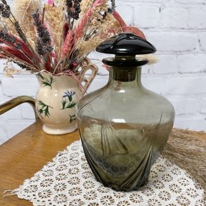 Petite carafe en verre noir ciselé