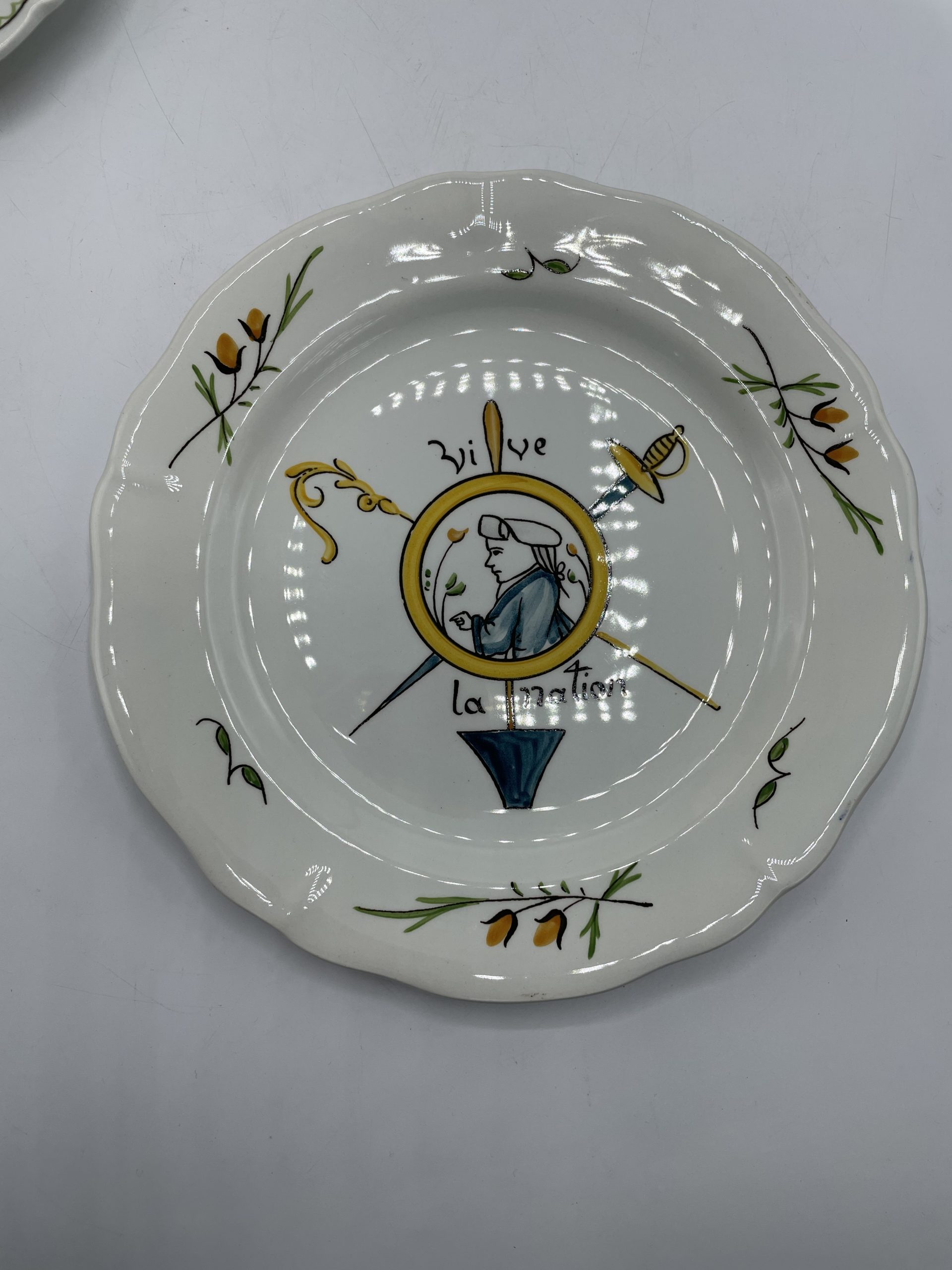 Duo assiettes vintage porcelaine de Gien pour Paris Musées réédition bicentenaire de la Révolution – Image 4