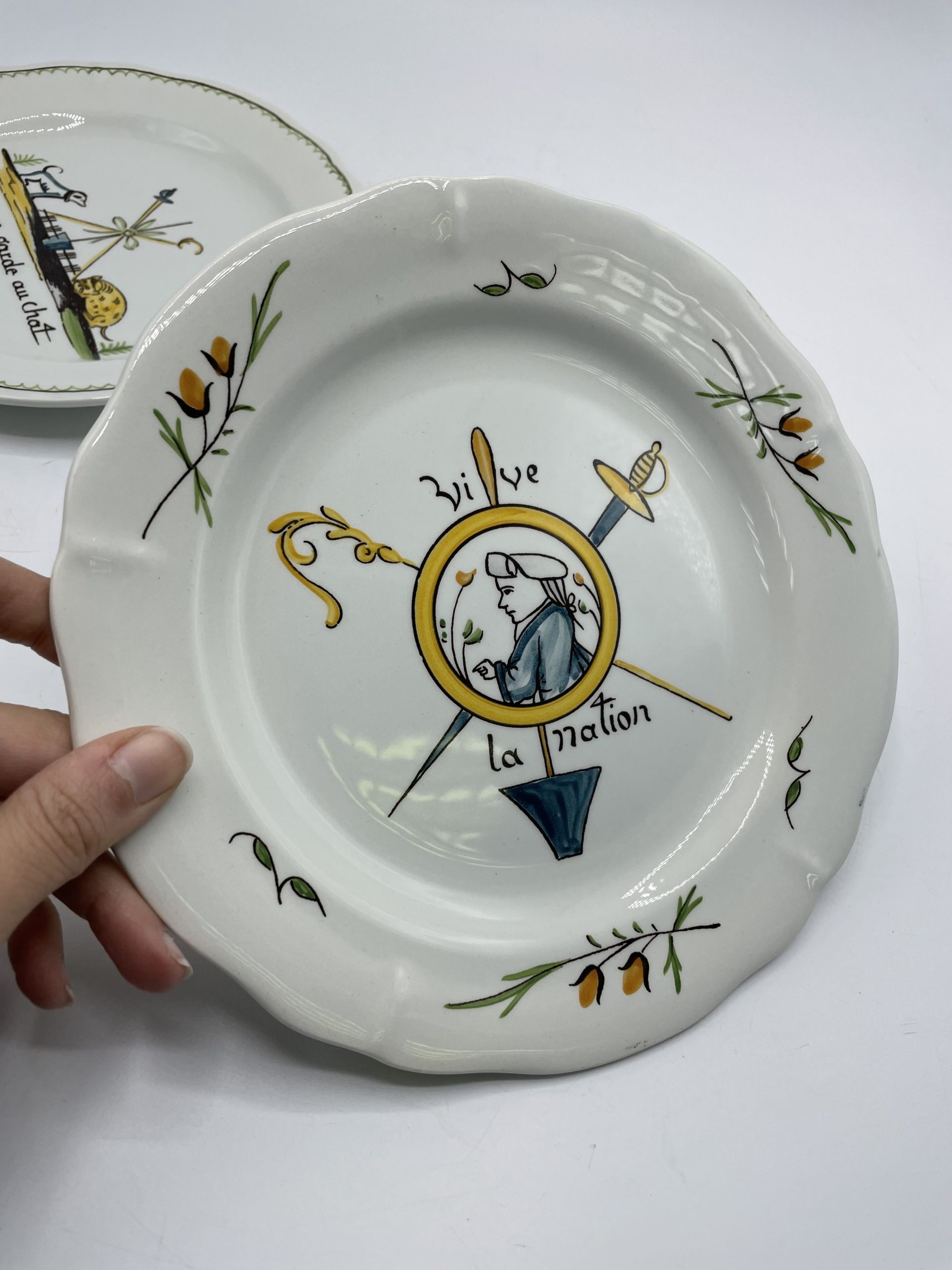 Duo assiettes vintage porcelaine de Gien pour Paris Musées réédition bicentenaire de la Révolution – Image 2